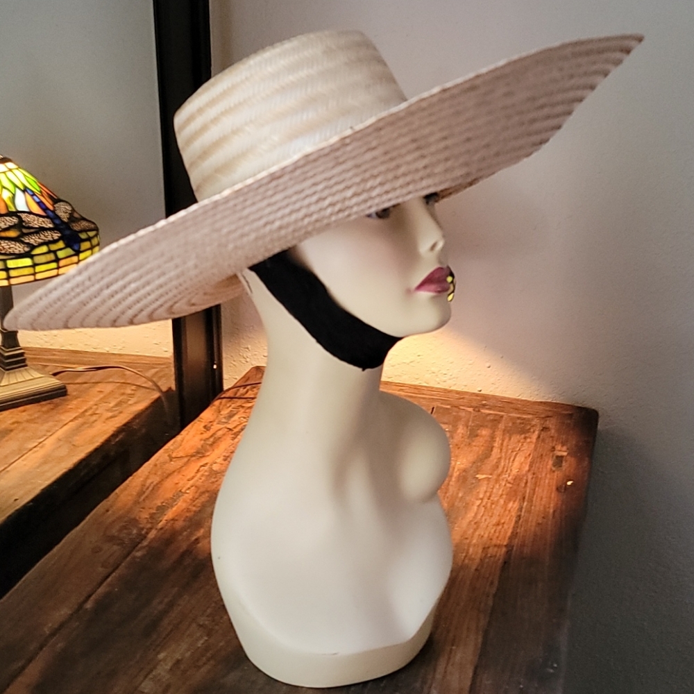 Janessa Leone "Romy" 👒